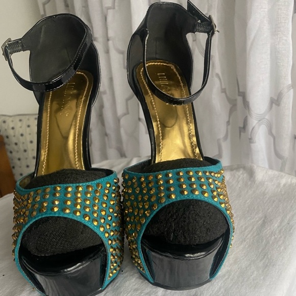 Two for the price of one. These are beautiful shoes in At a great price. - Picture 6 of 9